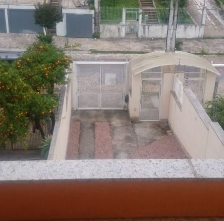 Vista do pátio através da sacada