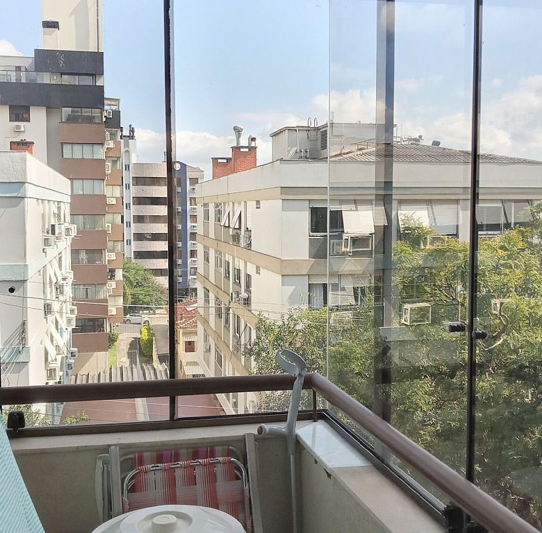 Dormitório solteiro com sacada