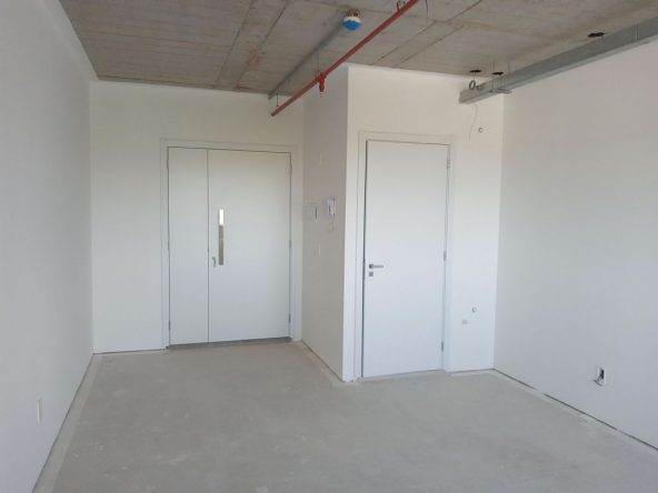 Sala comercial no Teresópolis 30 m² - Vista da sala com a porta de entrada e lavabo
