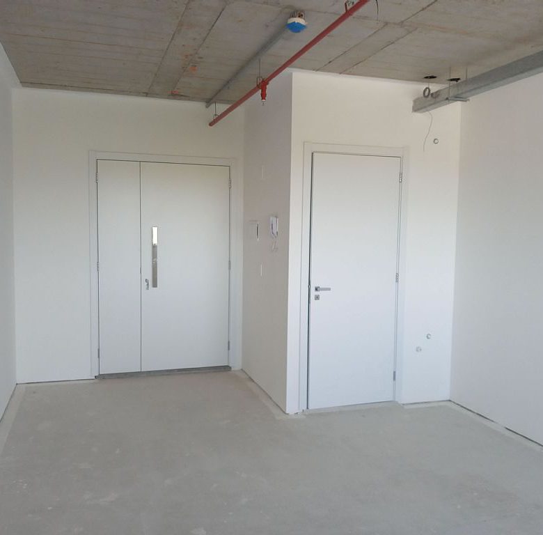 Sala comercial no Teresópolis 30 m² - Vista da sala com a porta de entrada e lavabo