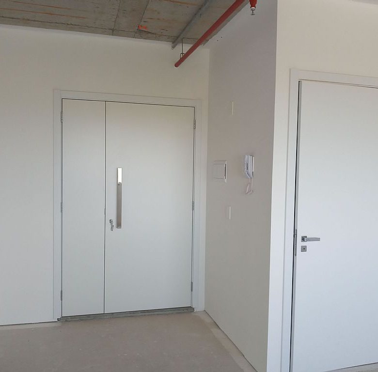 Vista da sala com a porta de entrada e lavabo