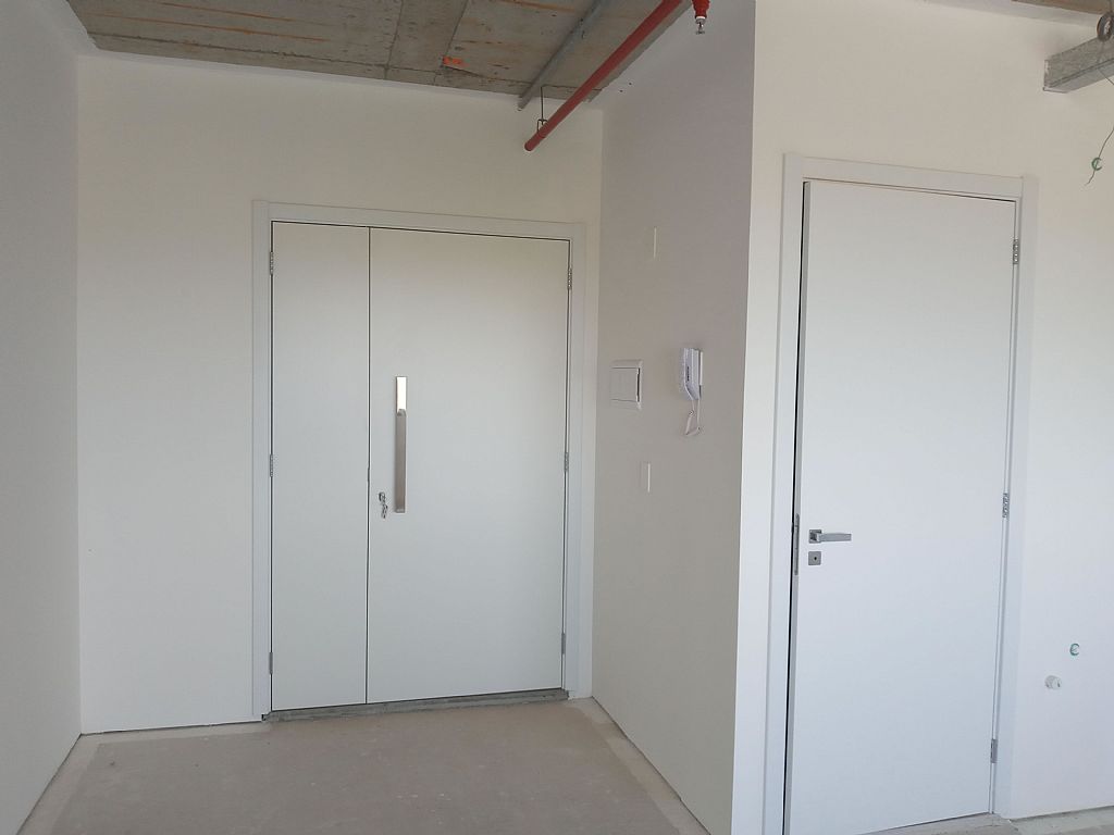 Vista da sala com a porta de entrada e lavabo