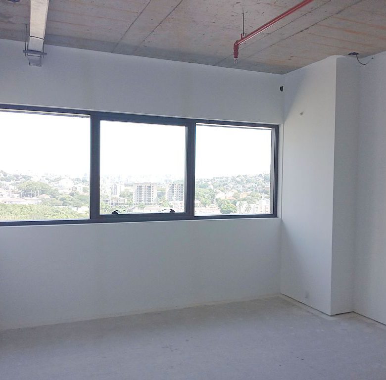 Vista da sala comercial com as janelas