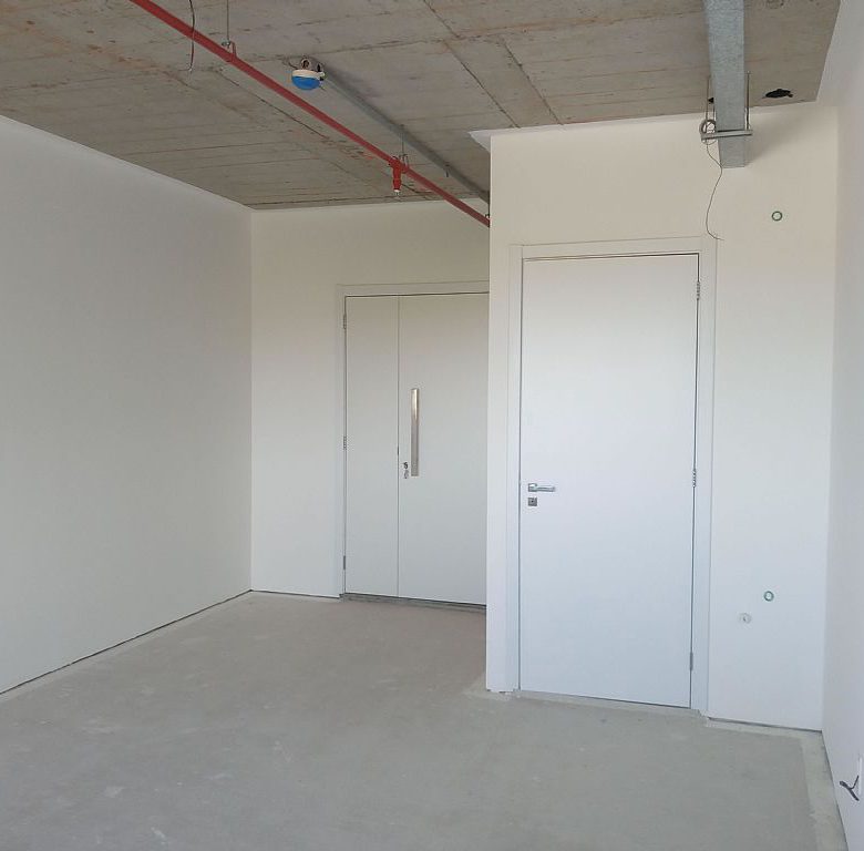 Vista da sala comercial com porta de entrada e lavabo